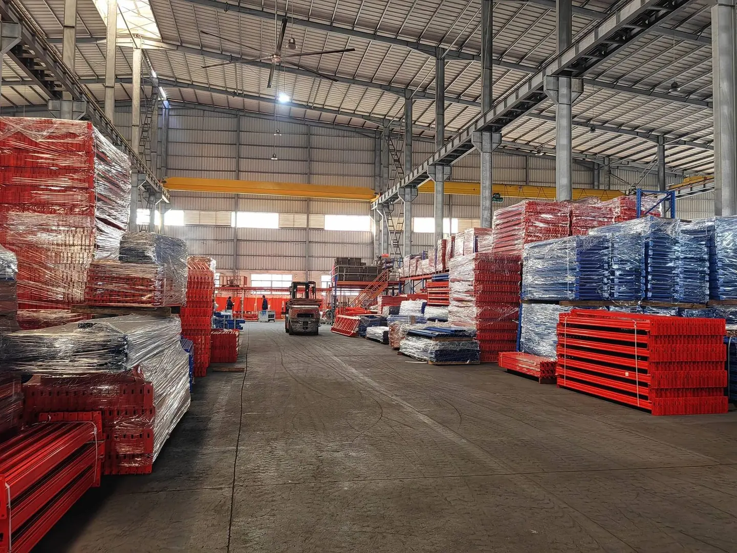 Selective pallet racking bay with adjustable beams